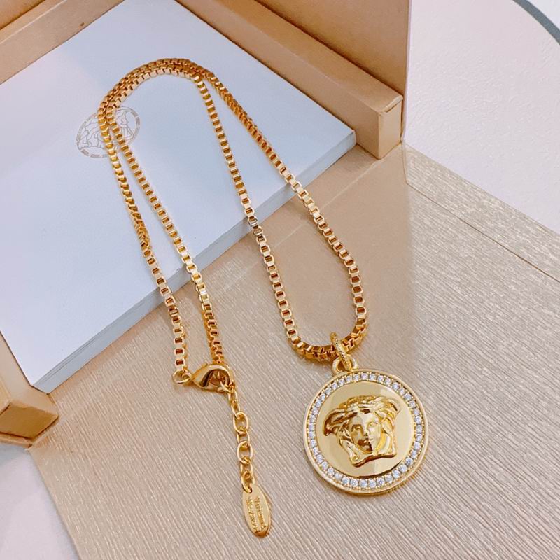 Versace necklace lyx213